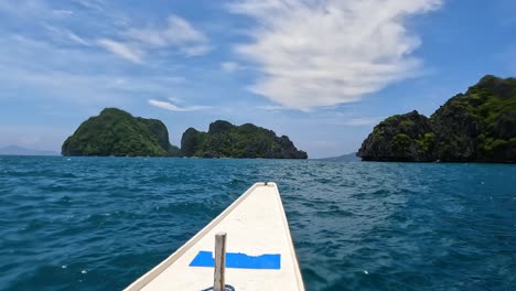 Mit-Blick-Auf-Die-Vorderseite-Des-Ausflugsboots,-Das-Sich-Auf-Einer-Inselhüpftour-In-El-Nido,-Palawan,-Philippinen,-In-Richtung-Abgelegener-Tropischer-Inseln-Bewegt