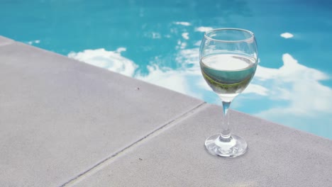 beber en vaso cerca de la piscina en el patio trasero 4k