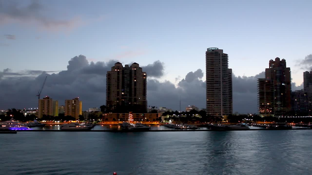 밤의 마이애미 스카이라인