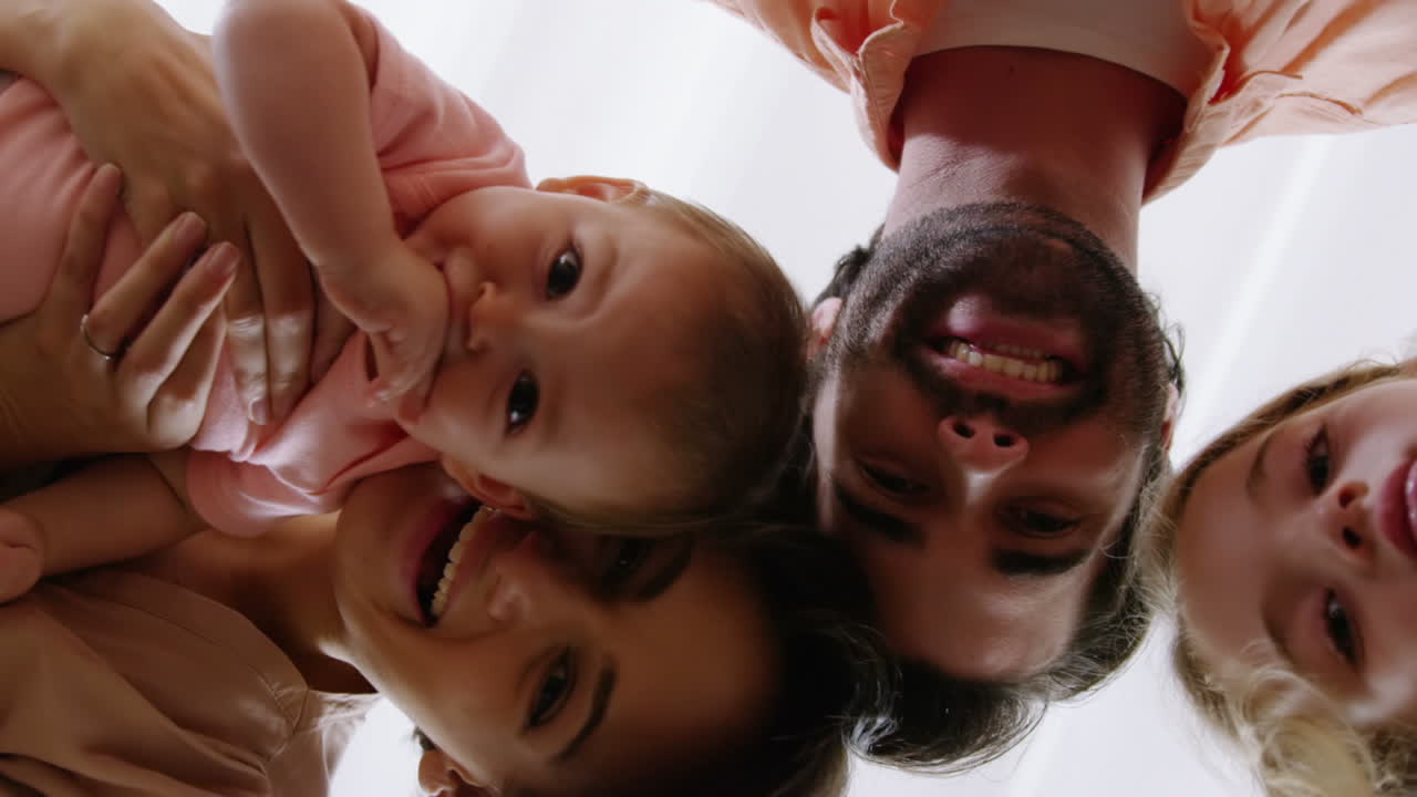 Família sorridente, olhando para a câmera