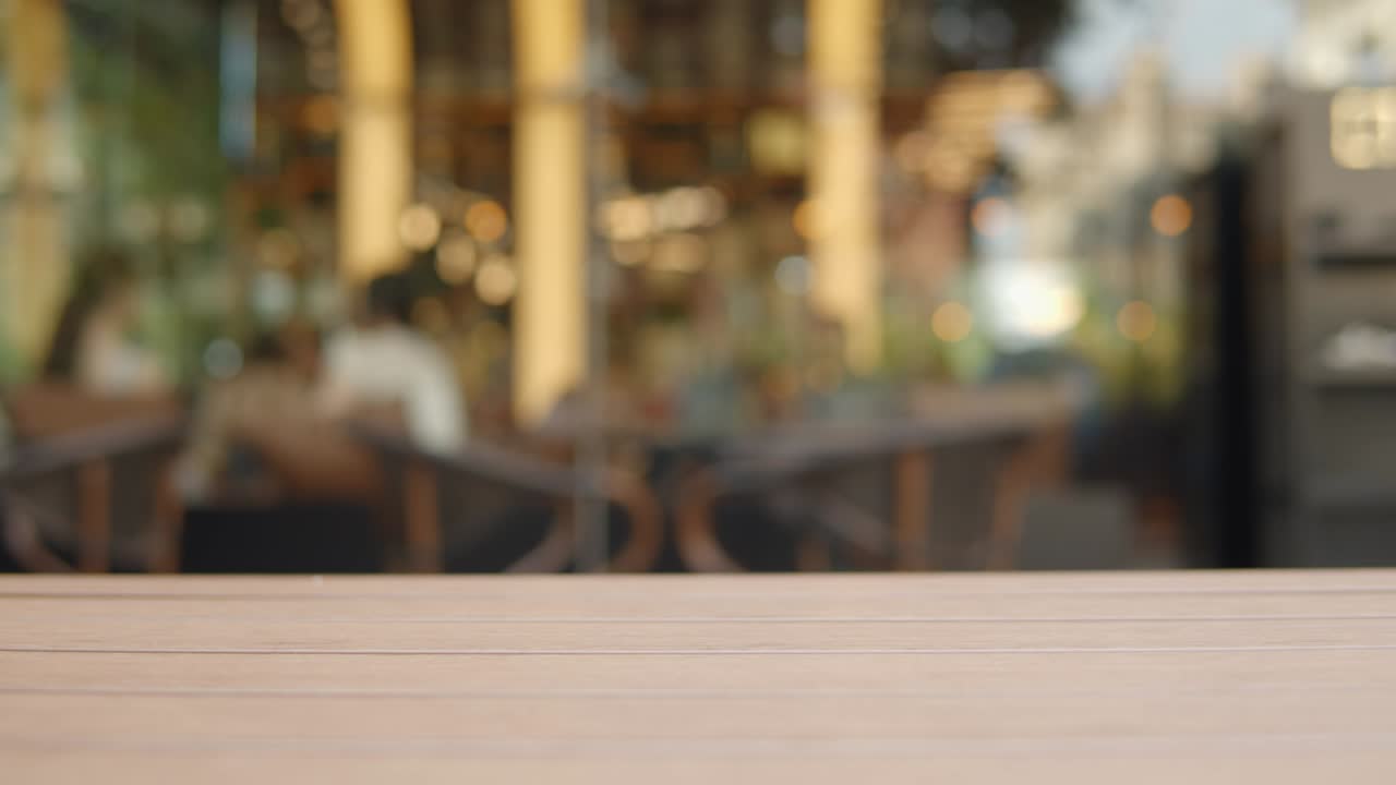 Movimento sfocato di persone in un ristorante, sfondo sfocato