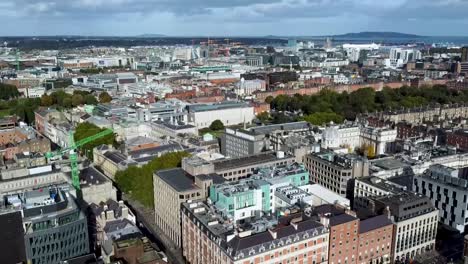 una toma aérea de la ciudad de dublín irlanda sobre st stephen&#39;s green donde se planea una nueva estación de metro