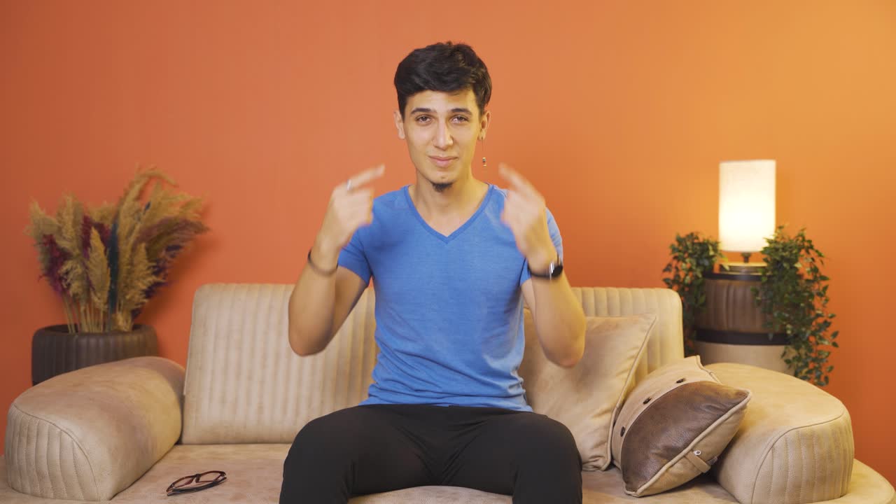 시력 문제가 없는 남자가 안경을 쓰레기통에 던집니다.