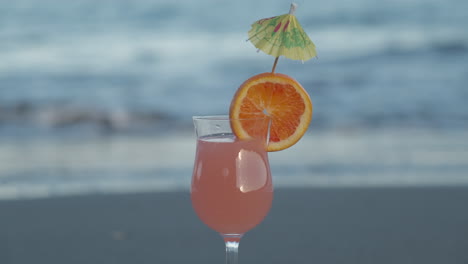 Cóctel-Con-Rodaja-De-Naranja-En-La-Playa