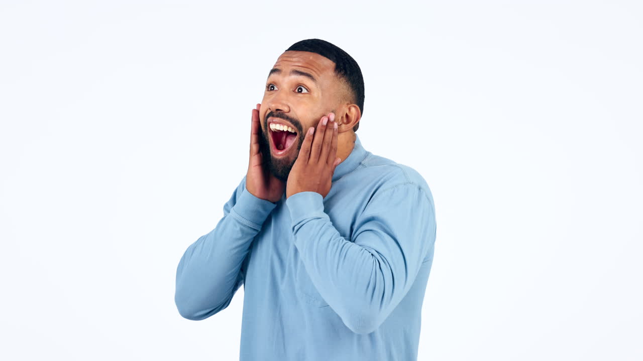 wow, emocionado y manos en la cara del hombre en el estudio