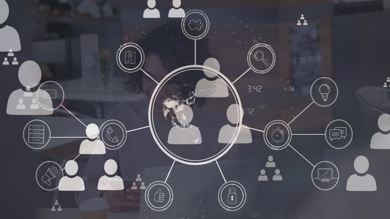 Animation eines rotierenden Globus und schwebender digitaler Icons über einem Mann mit gemischter Herkunft, der im Büro ein Smartphone benutzt