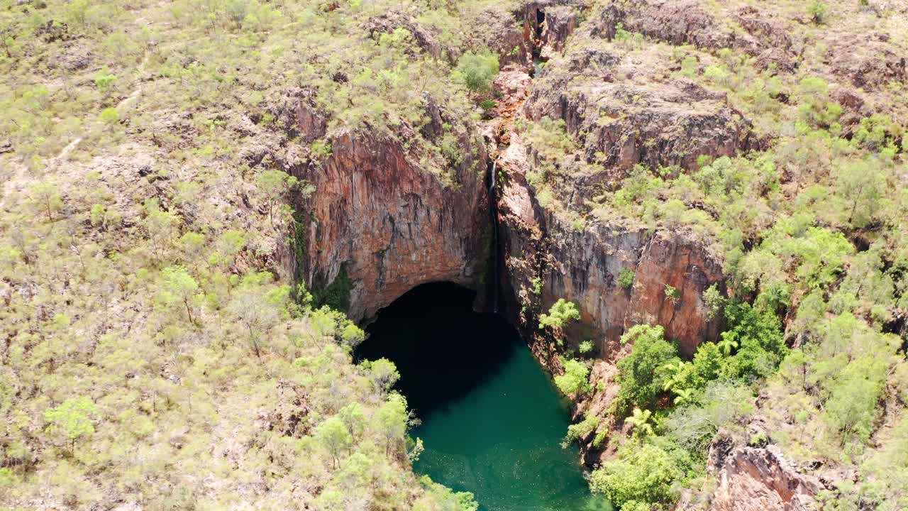 zoom-out vista aérea de tolmer falls, parque nacional litchfield, nt, australia