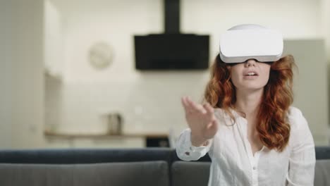 mujer bonita sentada en gafas vr en la cocina. mujer de primer plano jugando en gafas 3d