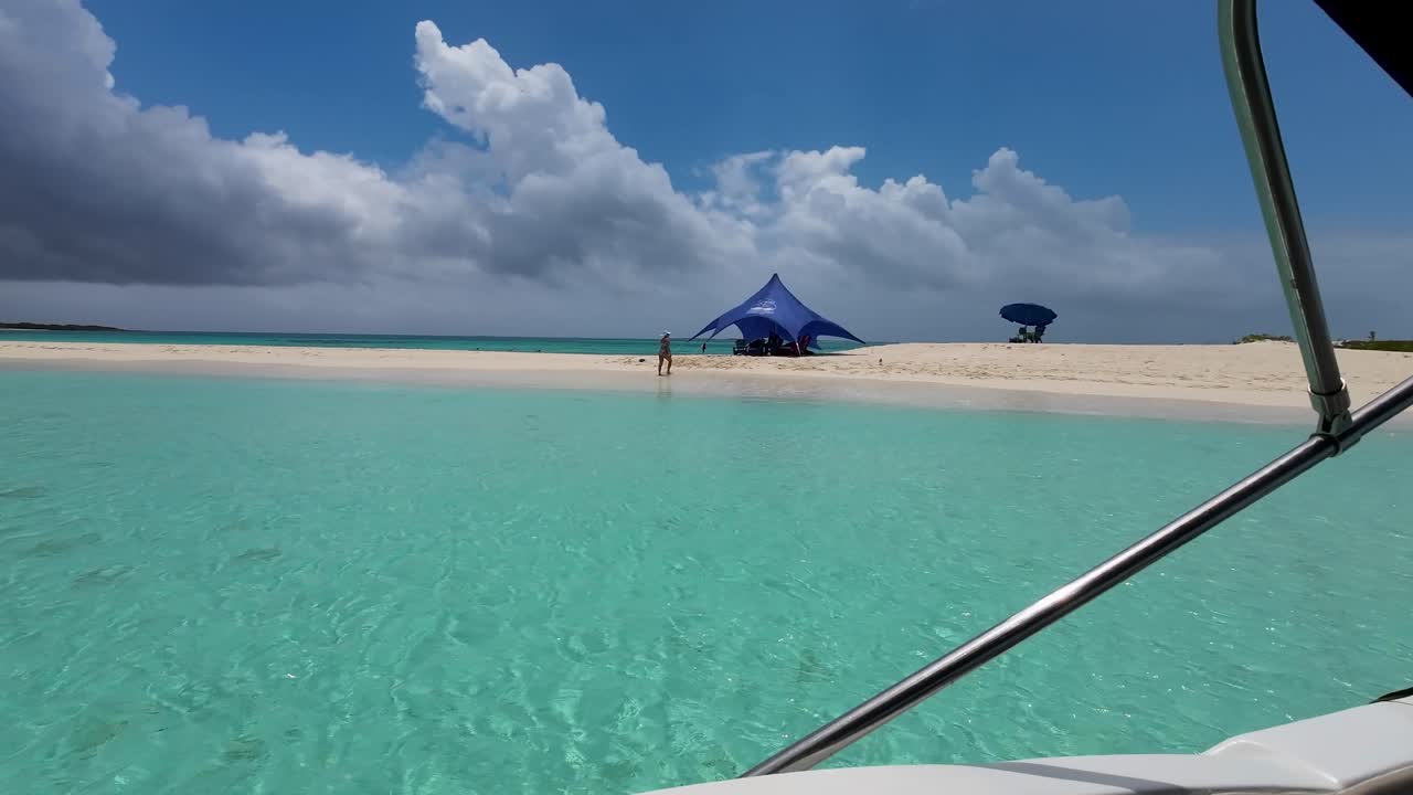 playa vista desde el interior del barco flota en el mar del caribe, mujer caminando sobre el fondo de arena blanca