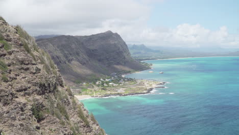 Blick-Auf-Die-Ostküste-Der-Insel-Oahu-In-Hawaii-An-Einem-Sonnigen-Und-Schönen-Tag-Mit-Dem-Klaren-Blauen-Pazifischen-Ozean