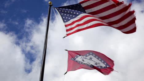 bandera de los estados unidos y la bandera del estado de arkansas juntas que representan la caravana de panaderos-fancher que fue masacrada por los mormones en el monumento a la masacre de los prados montañosos en utah