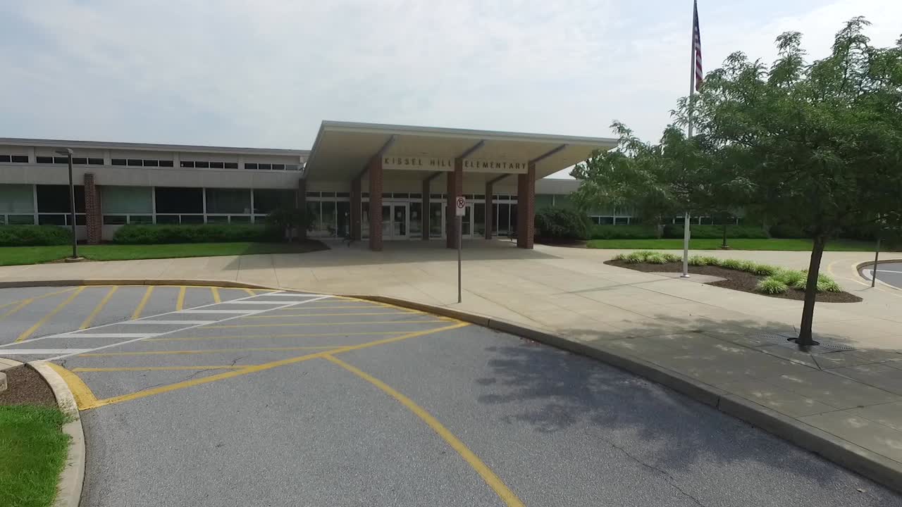 펜실베니아의 한 초등학교 입구에 접근