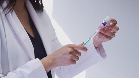 cerca de la jeringuilla de relleno del esteticista o médico antes de administrar la inyección de botox al paciente