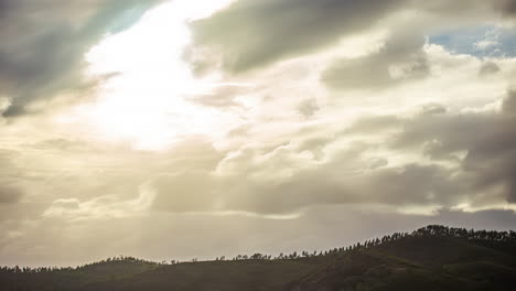 nubes tormentosas moviéndose en el cielo