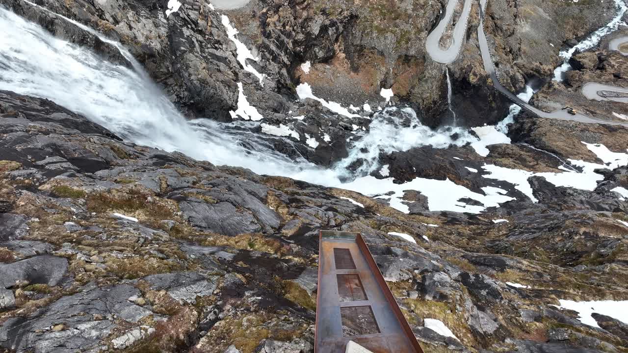 Vyhlídková plošina Trollstigen a vodopád Stigfossen viděné z unikátní ptačí perspektivy s pohybem vpřed – Trolí cesta v Raumě, Norsko
