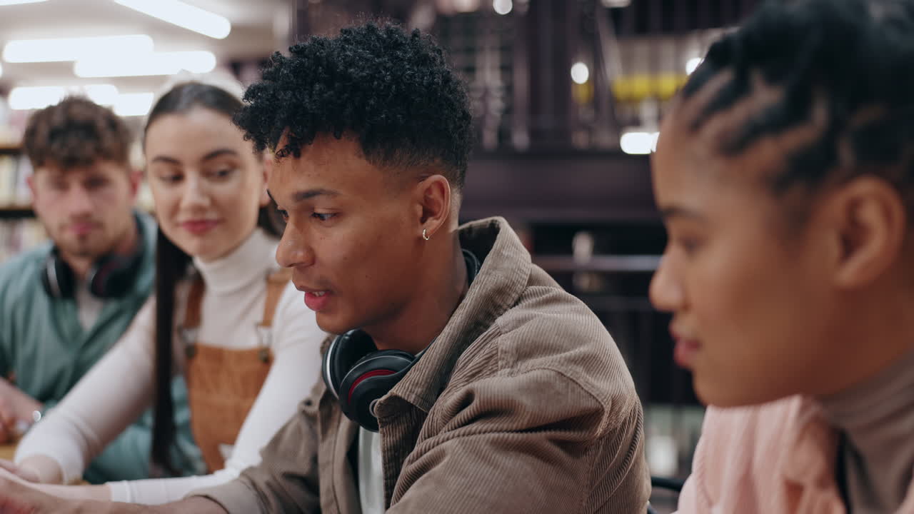 도서관에서 공부하는 학생