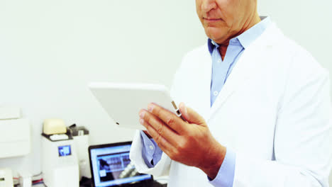 dentista que usa una tableta digital
