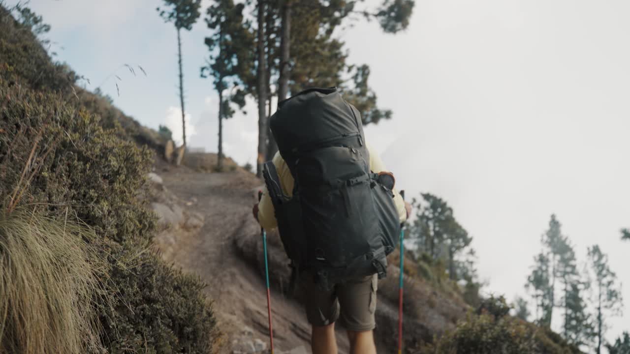 pov de una persona que hace senderismo en el volcán acatenango en guatemala