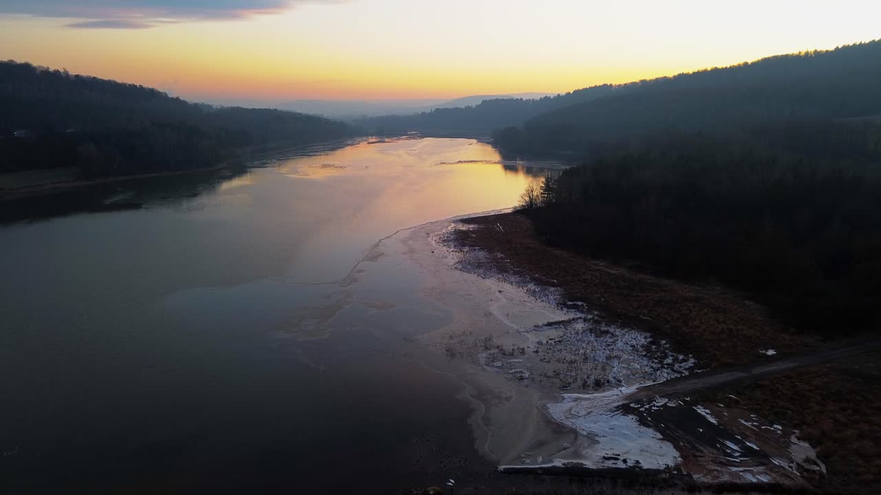 숲 속의 언덕 사이 의 조용 한 강 에 있는 황혼 의 반사