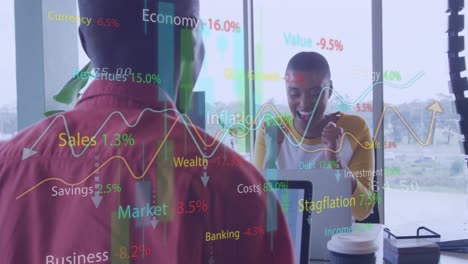 animación del procesamiento de datos financieros sobre diversas personas de negocios en la oficina