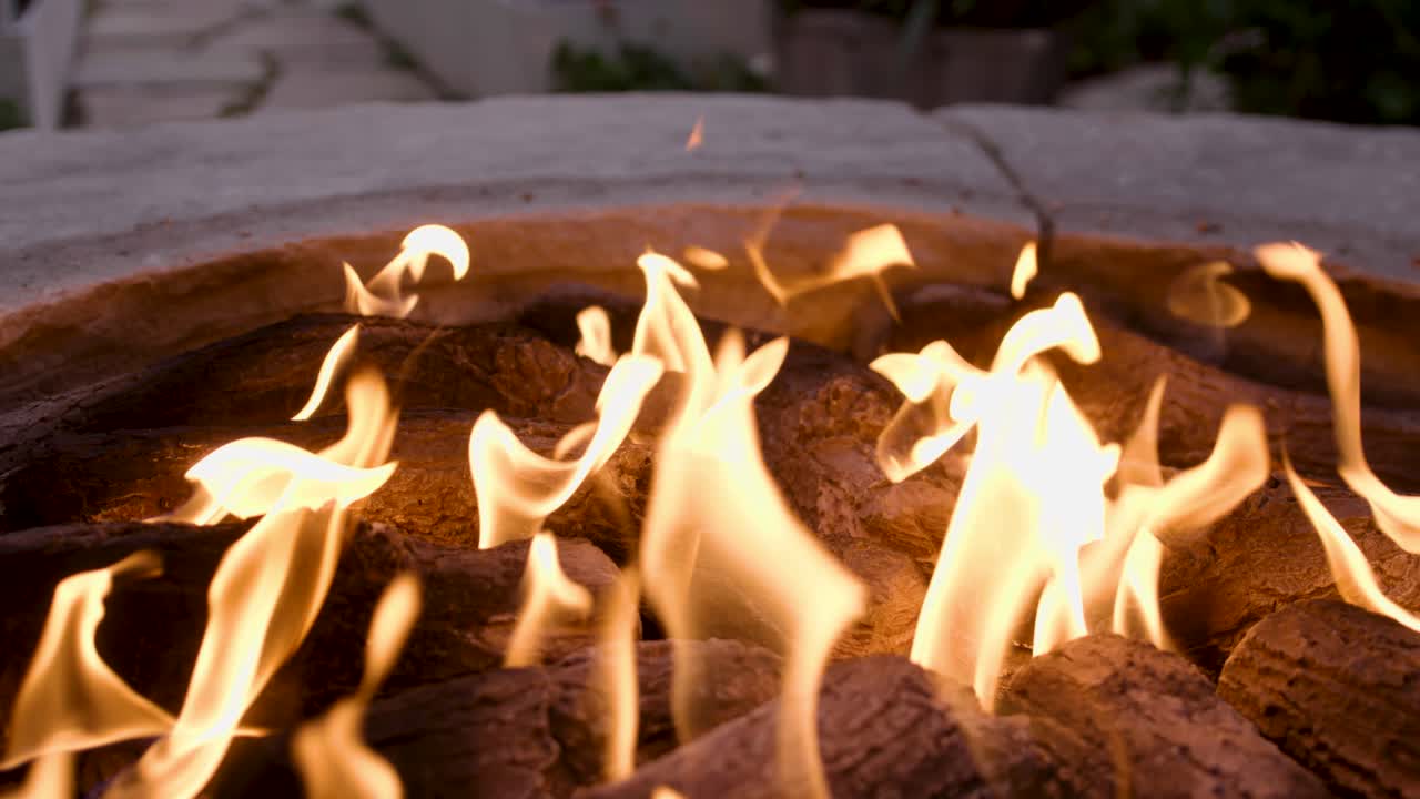 야외 화덕을 가로지르는 슬로우 모션 팬