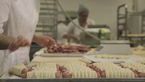 haciendo rollos de salchichas en una fábrica