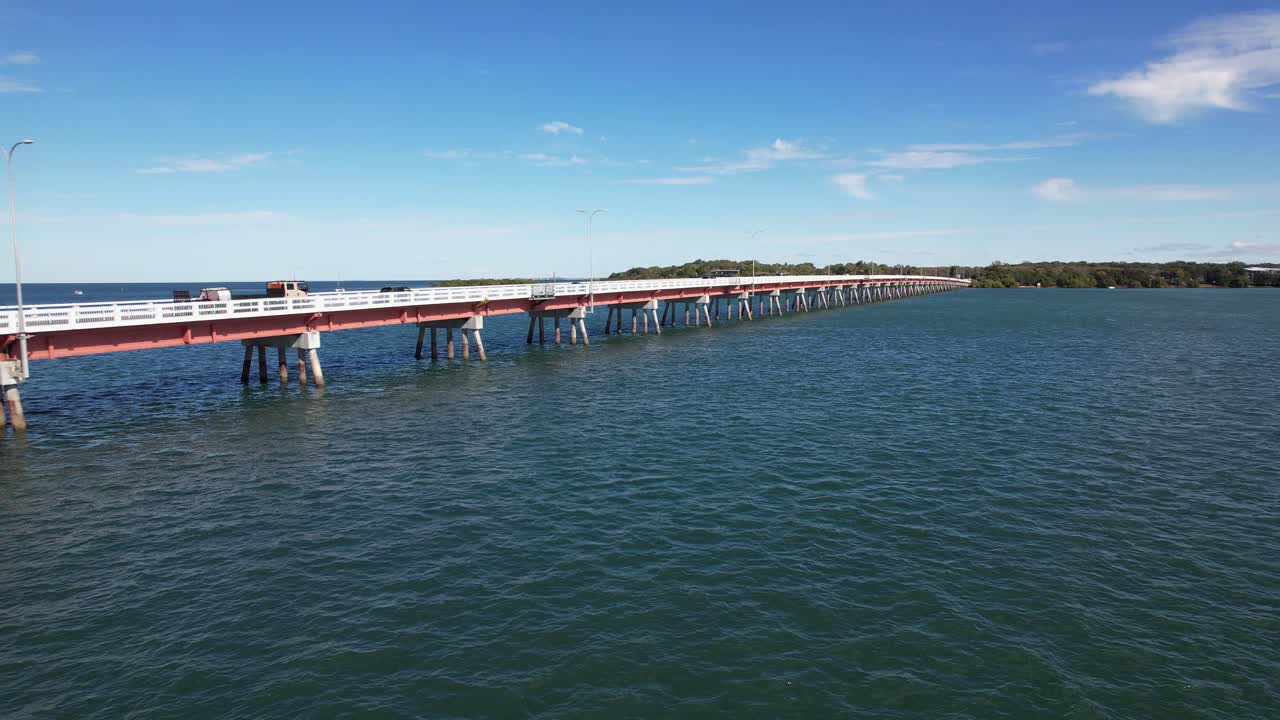 오스트레일리아 즐랜드의 샌드스톤 포인트에 있는 브리비 브리지와 해경 - 드론 촬영