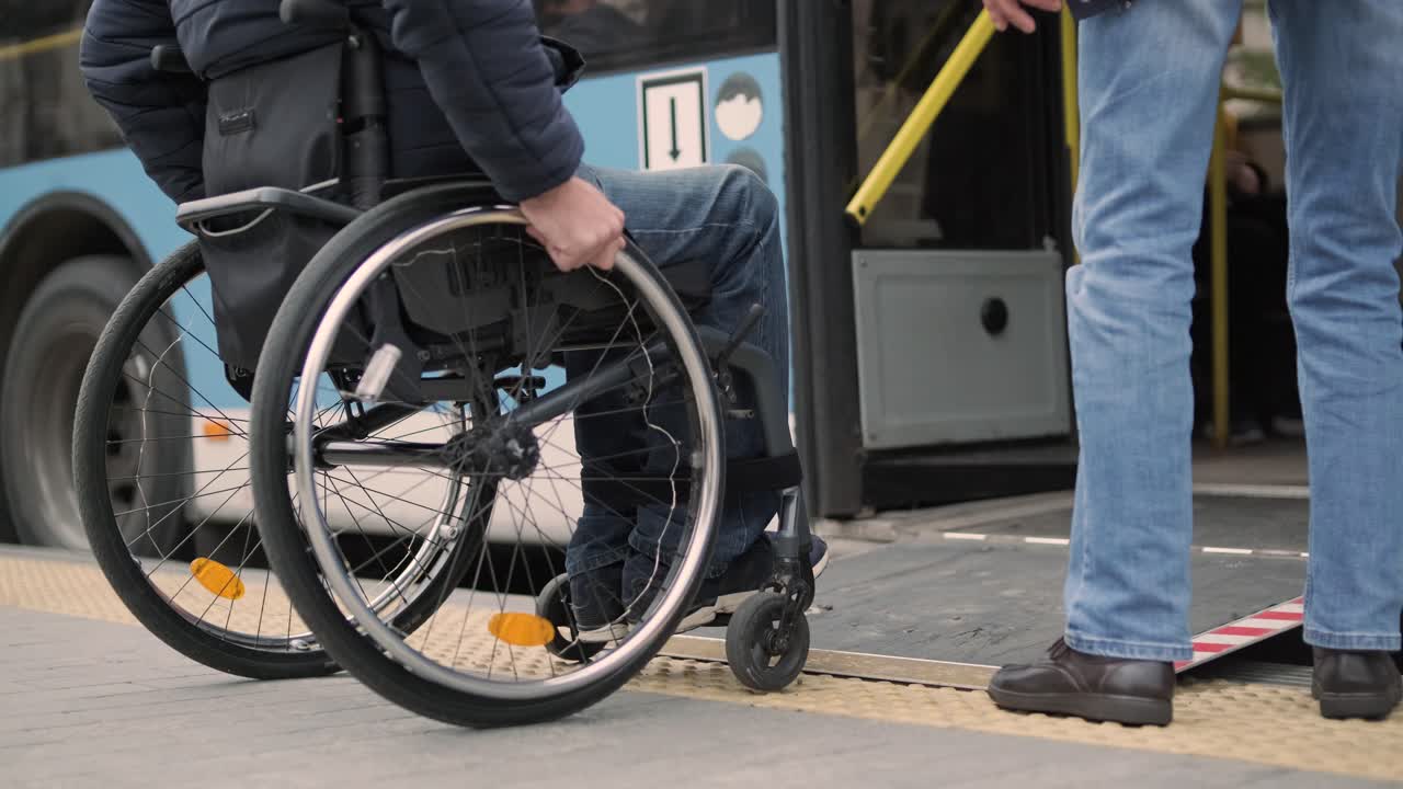 una persona con discapacidad física se sube al transporte público con una rampa accesible