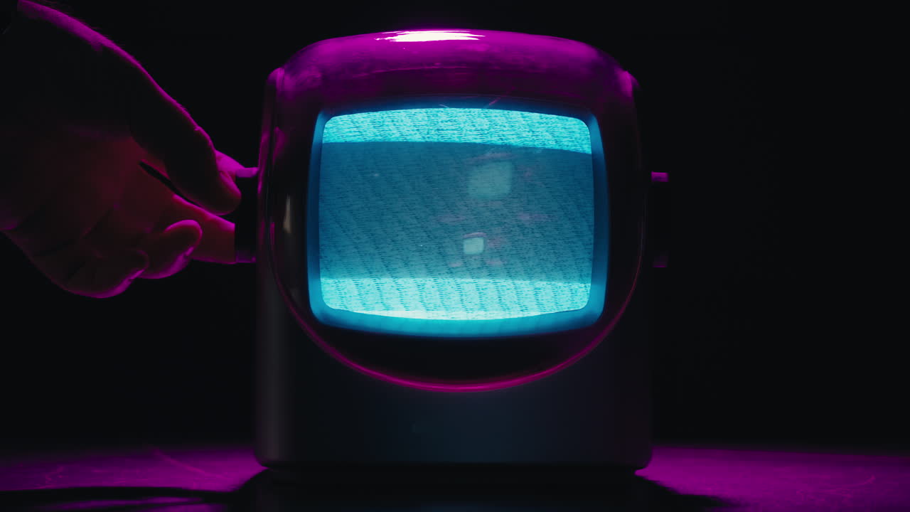 tv retro, televisión vintage en una configuración nostálgica, una tv retro muestra grano en la pantalla, dispositivo aterrador de la noche de halloween bueno para la llave de croma y la pantalla verde. imágenes de alta calidad 4k