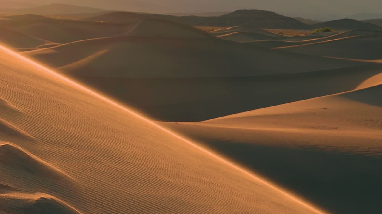 hermoso movimiento de la arena en la cima de la duna de arena en el valle de la muerte