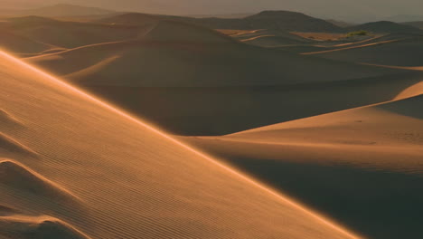 Schöne-Bewegung-Des-Sandes-Auf-Der-Spitze-Der-Sanddüne-Im-Death-Valley