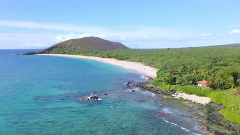 Turquoise-ocean-and-golden-sand-on-Big-Beach-on-Hawaiian-island-Maui,-USA