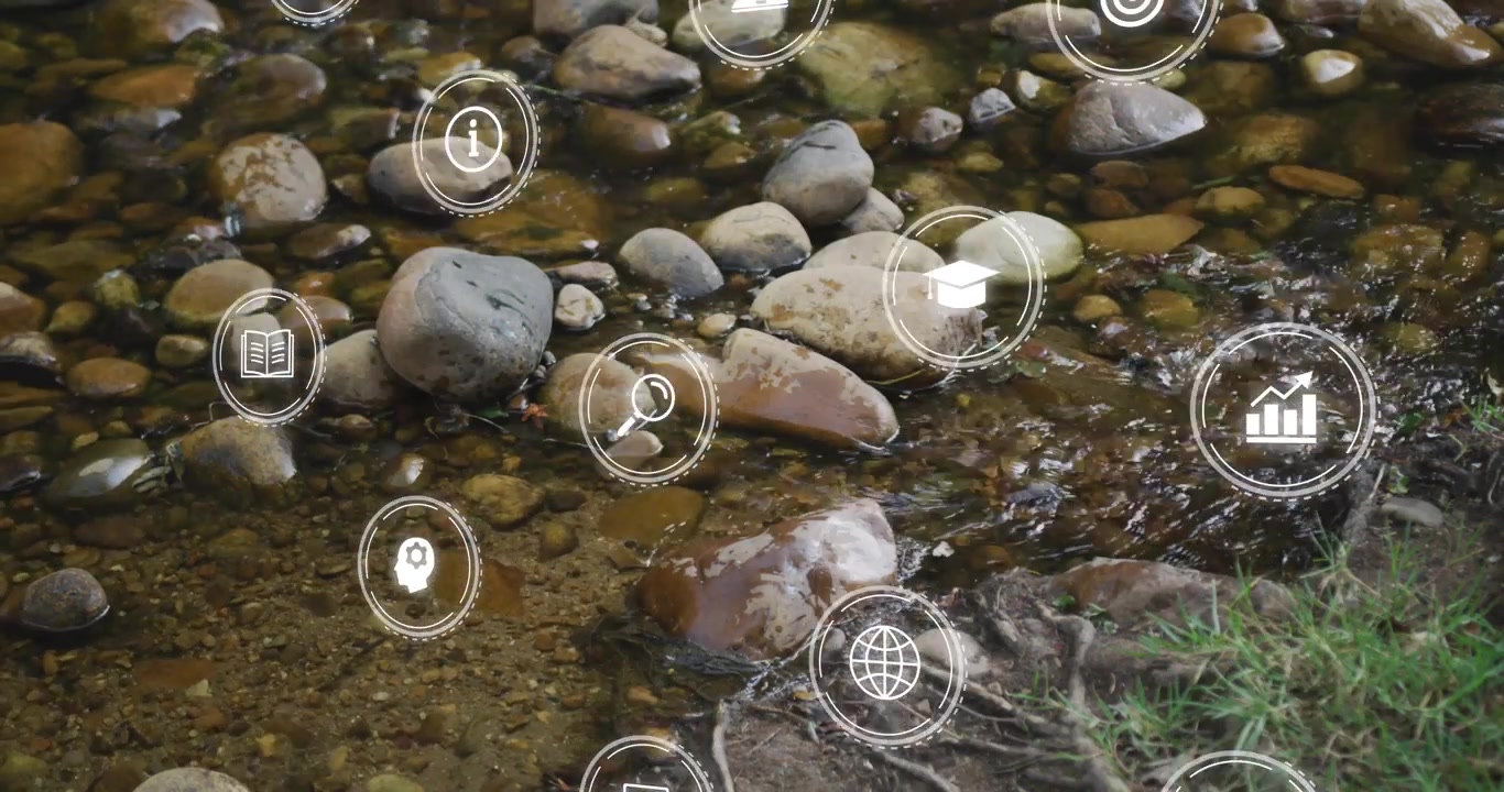 Dès l'apparition de la première icône, des icônes holographiques visualisent les données en tournant et pulsant au-dessus de pierres de ruisseau.