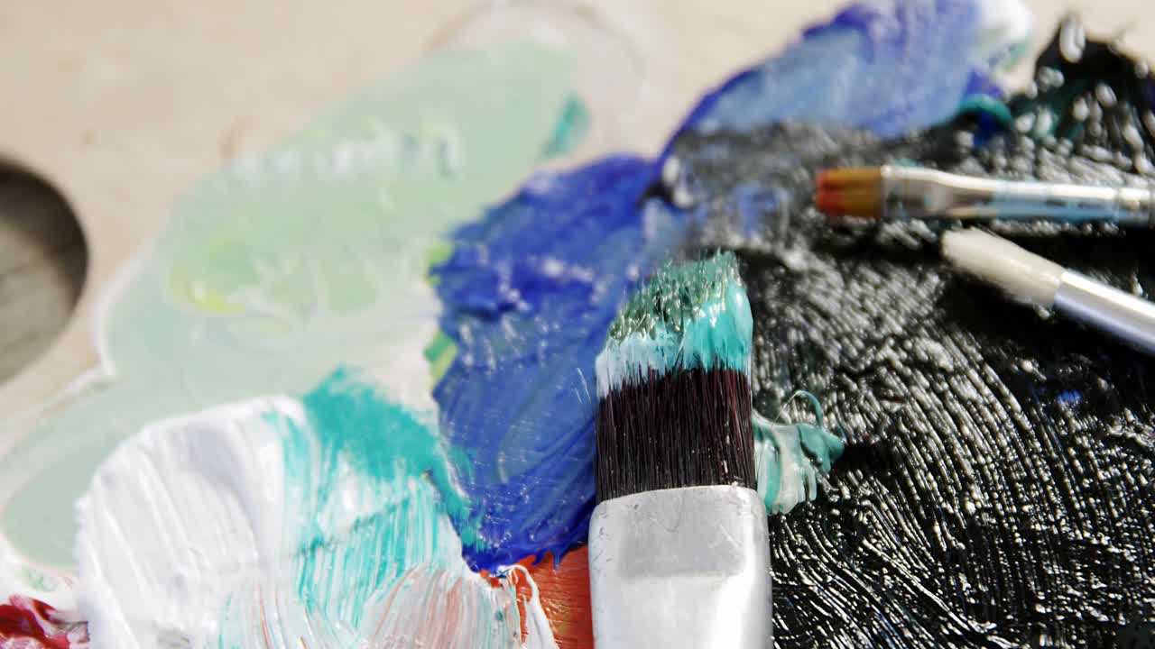 팔레트 에 있는 수채화 페인트