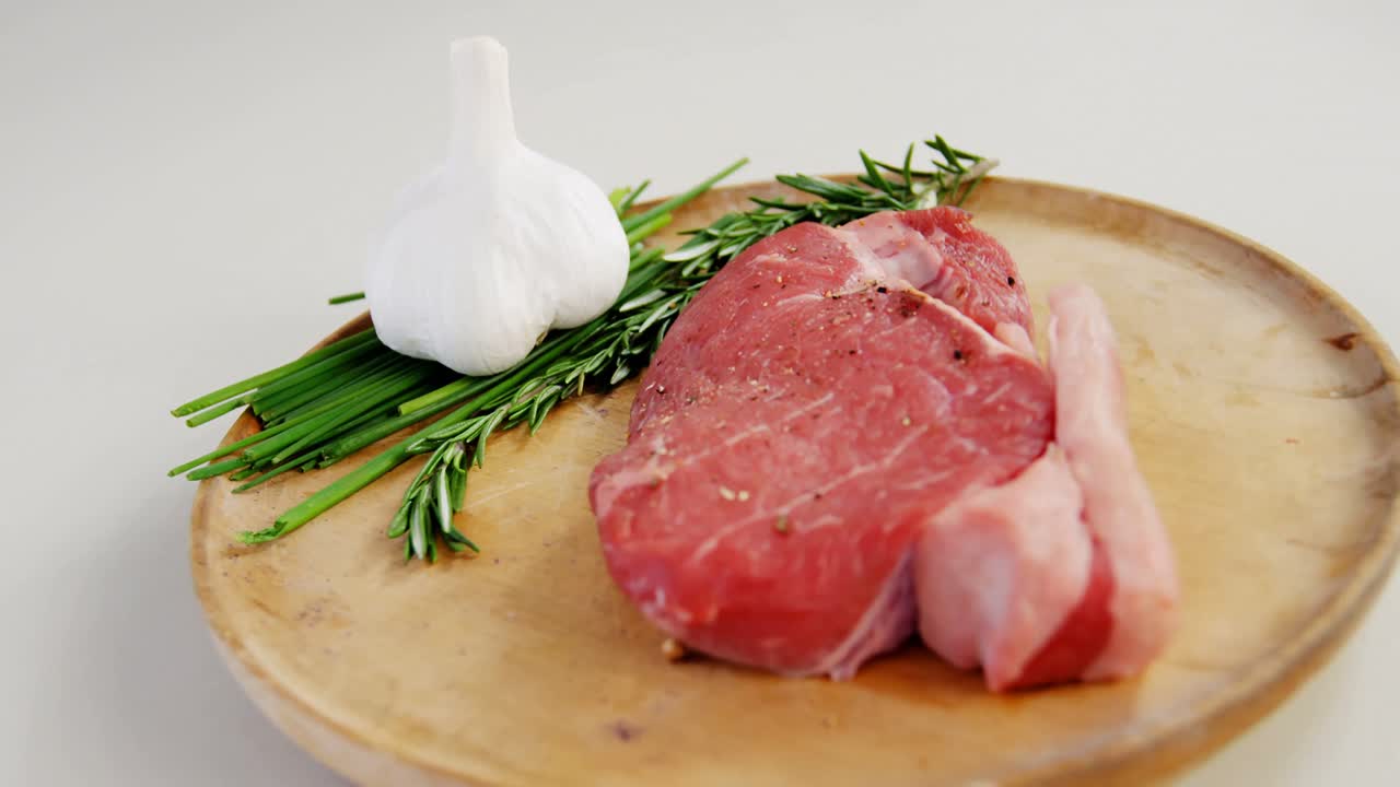 bistec marinado e ingredientes en la tabla de cortar