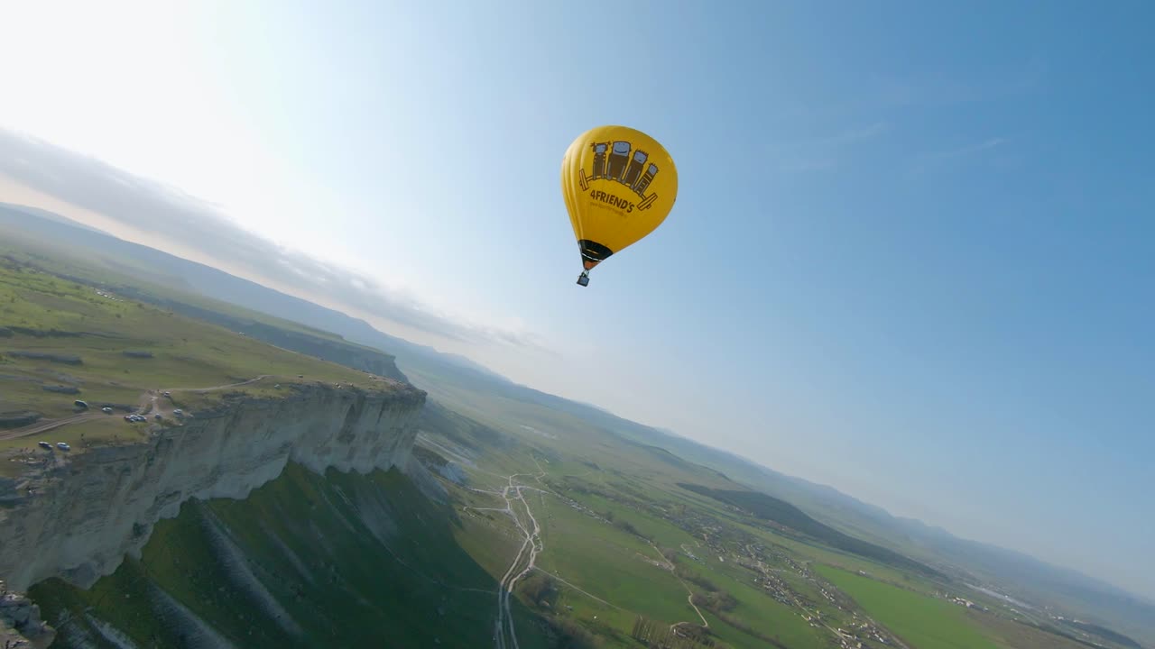 globo de aire caliente sobre el paisaje panorámico