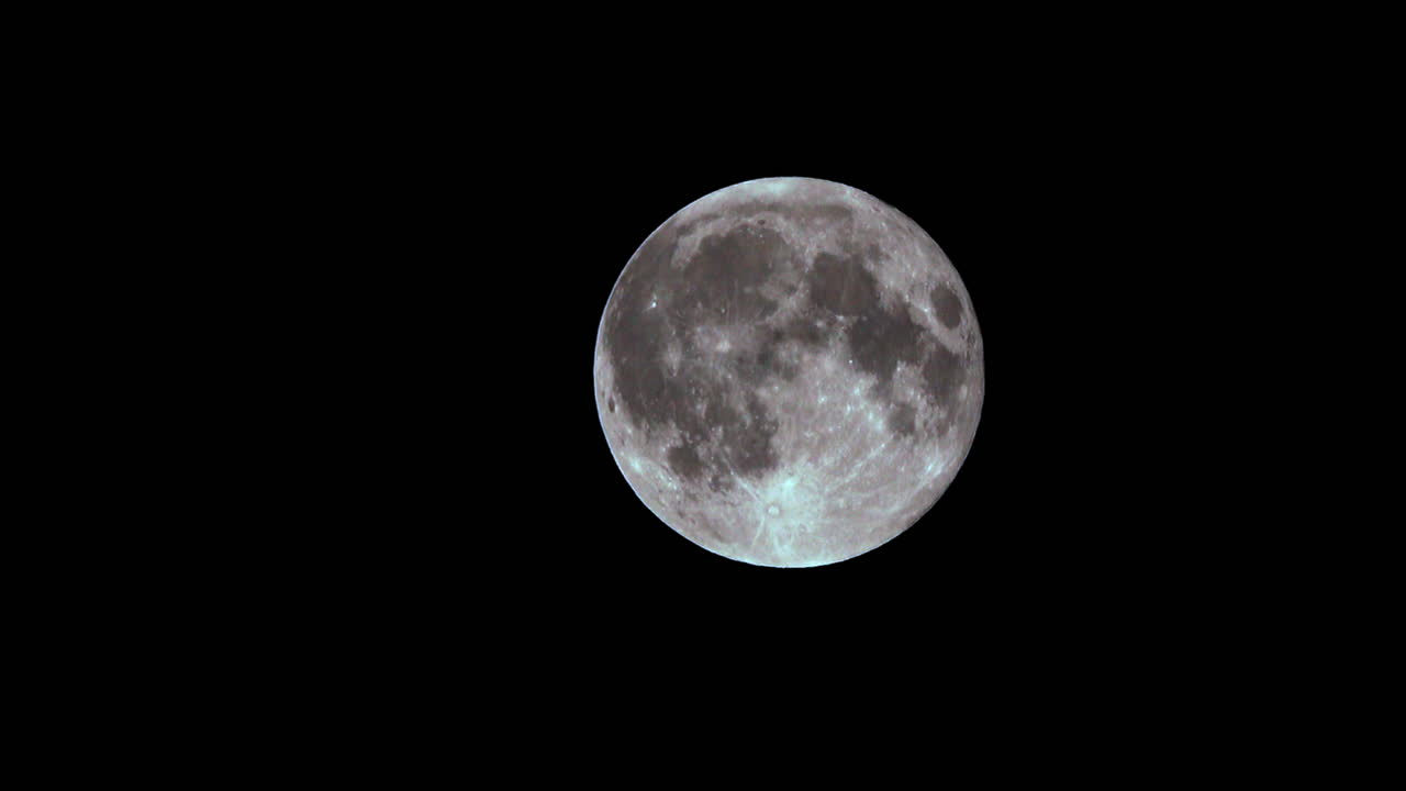 A lua cheia com crateras e mares lunares claramente visíveis
