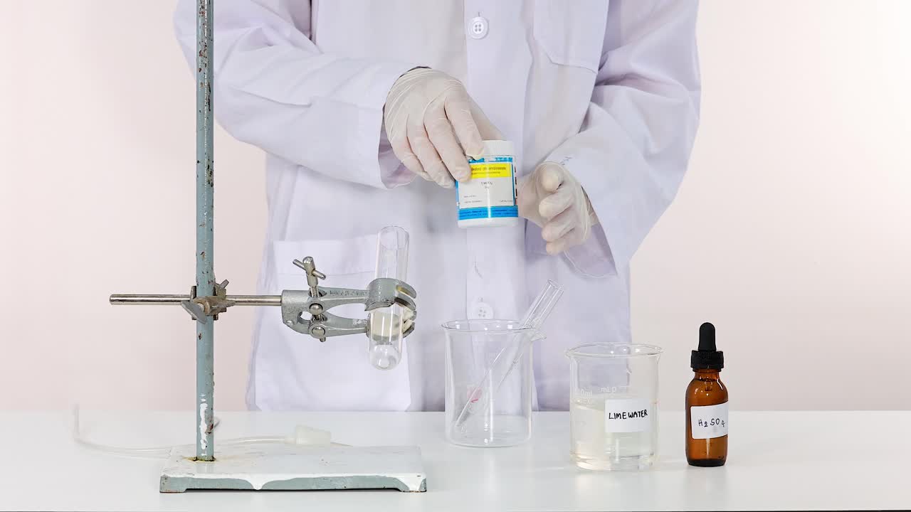 demostración de una reacción química en un entorno de laboratorio
