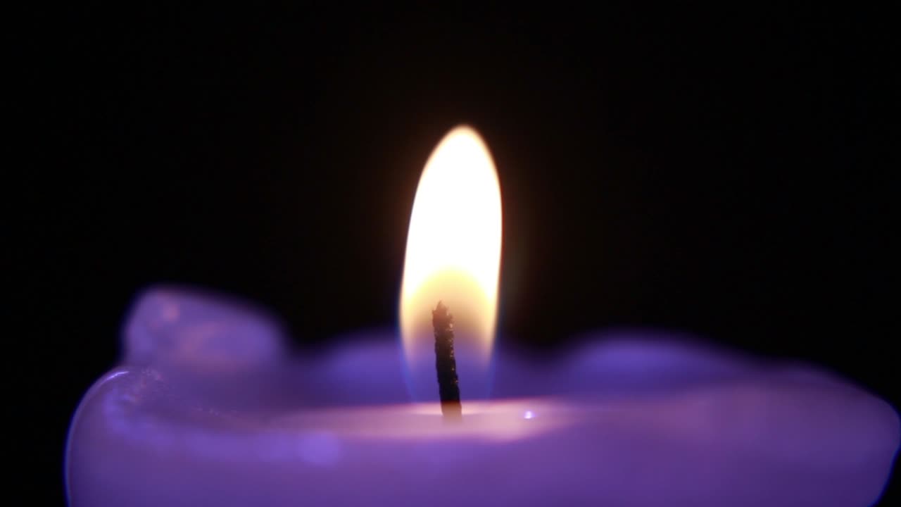 Candela nell'oscurità. Primo piano.
