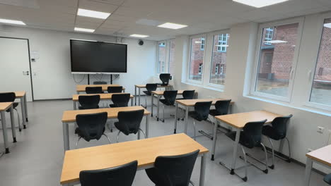 a classroom full of tables and chairs