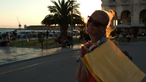 una mujer feliz después de unas buenas compras.