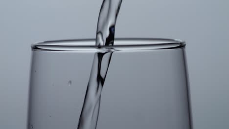 el agua se vierte en un vaso