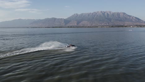 Waverunner-Fahrer-Am-Utah-Lake-Mit-Timpanogos-Bergkulisse,-Luftaufnahme