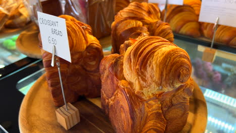 pan de croissant fresco en una panadería, pastel francés, tiro de 4k