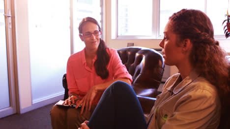 Paciente-Femenina-Discutiendo-Con-El-Terapeuta.