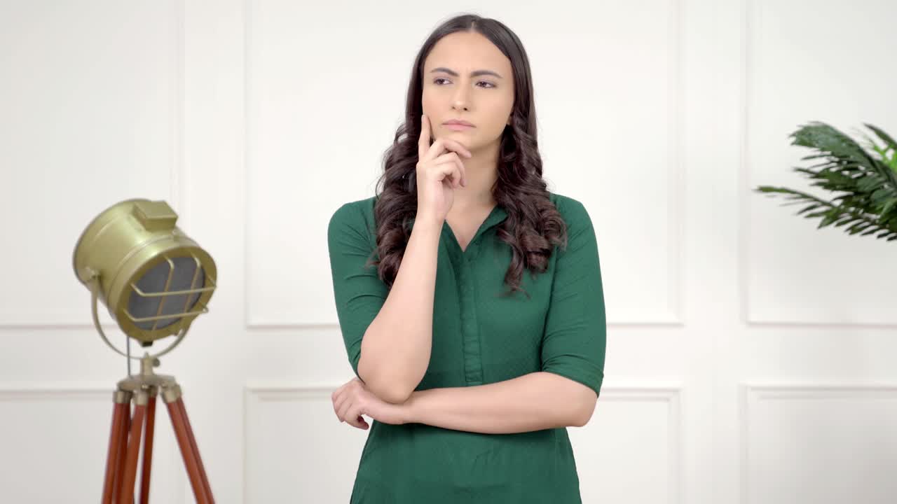 la chica india tiene una idea.