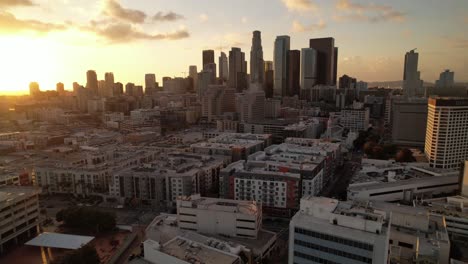 Los-Angeles-Kalifornien-Antenne-Zieht-Sich-Bei-Sonnenuntergang-Von-Der-Skyline-Ab