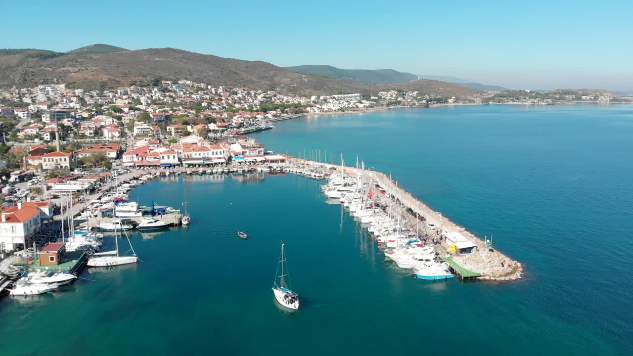 Türkiye'nin üçüncü büyük şehri olan güzel Urla, İzmir'de çeşitli drone çekimleri
