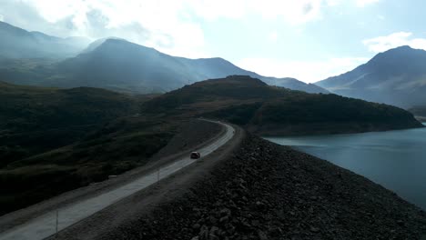 Vista-Aérea-Del-Coche-Conduciendo-A-Lo-Largo-De-La-Presa-Del-Mont-Cenis.