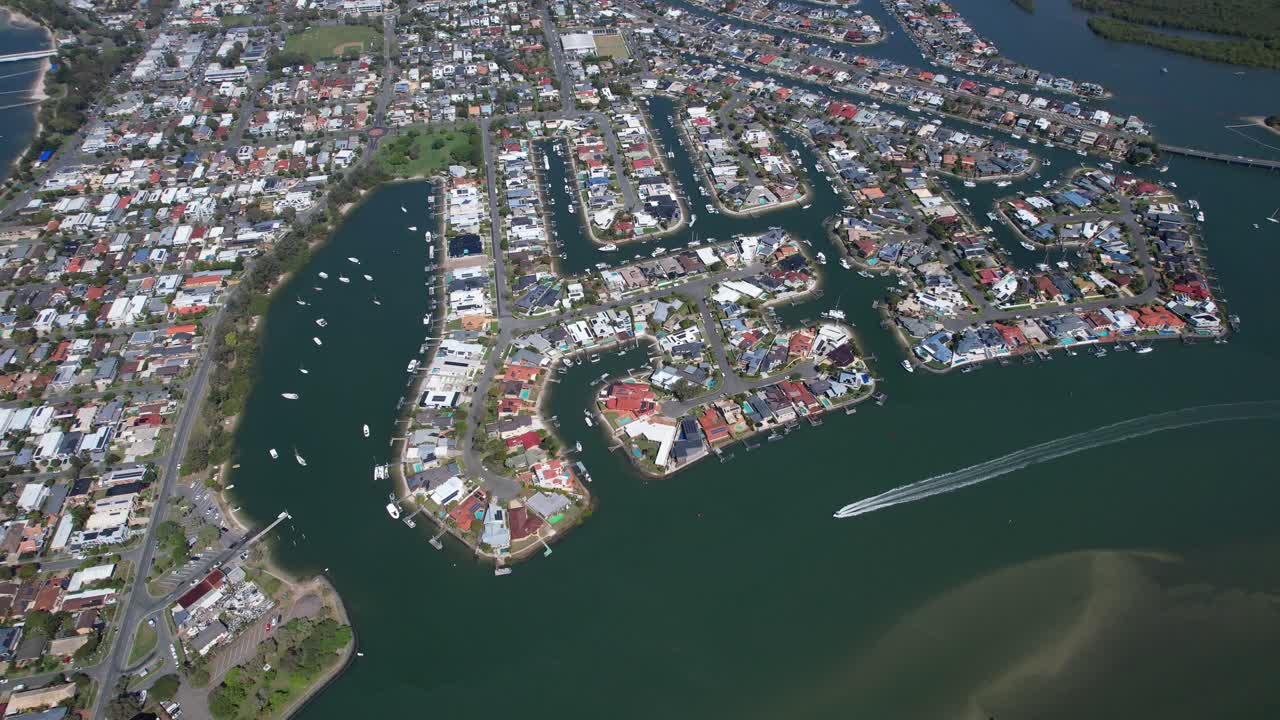 오스트레일리아 즐랜드 골드코스트에 있는 파라다이스 포인트의 공중 촬영